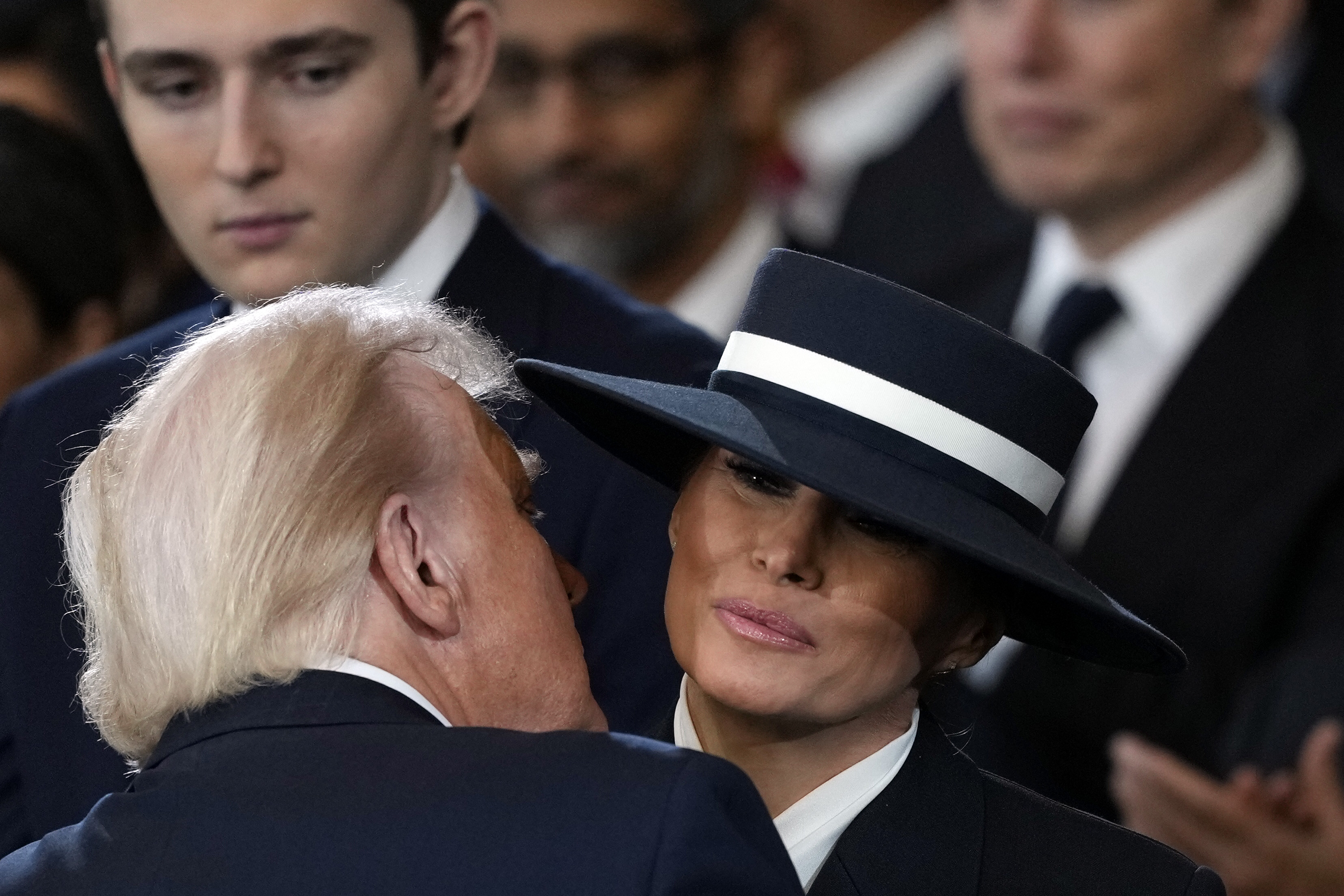 d309b9ec4c801c1f2f70357509847cf21ed3e164e8854fa7122b9ef6c1d9f49f Donald and Melania Trump sharing an air kiss. | Source: Getty Images